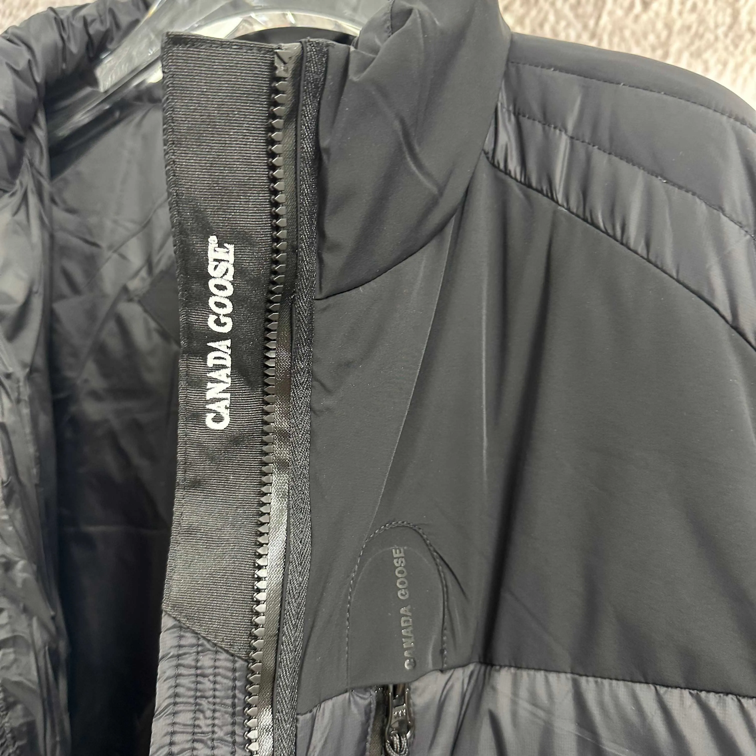 P960 𝙉𝙚𝙬⚜️ CANADA*GOOSE Canada Goose 25-year winter light down jacket, 90 white duck down filling, windproof and wear-resistant, splicing design upper body effect does not appear bloated Color: Apricot Black Size: 48-56